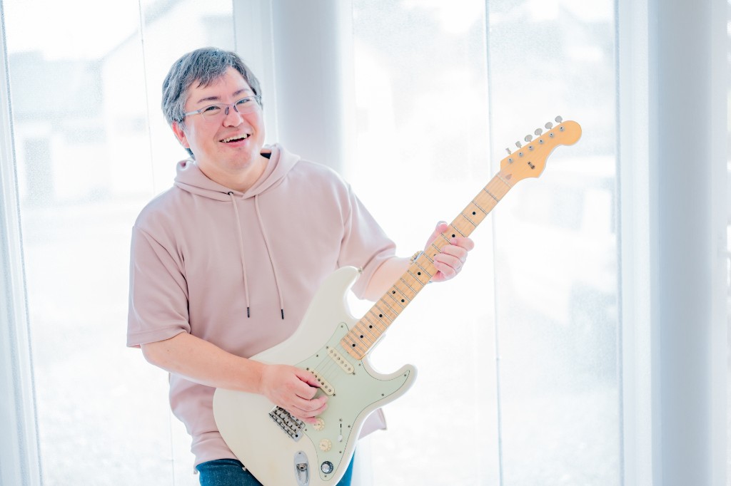 豊橋のギター教室の講師がエレキギターを演奏する様子