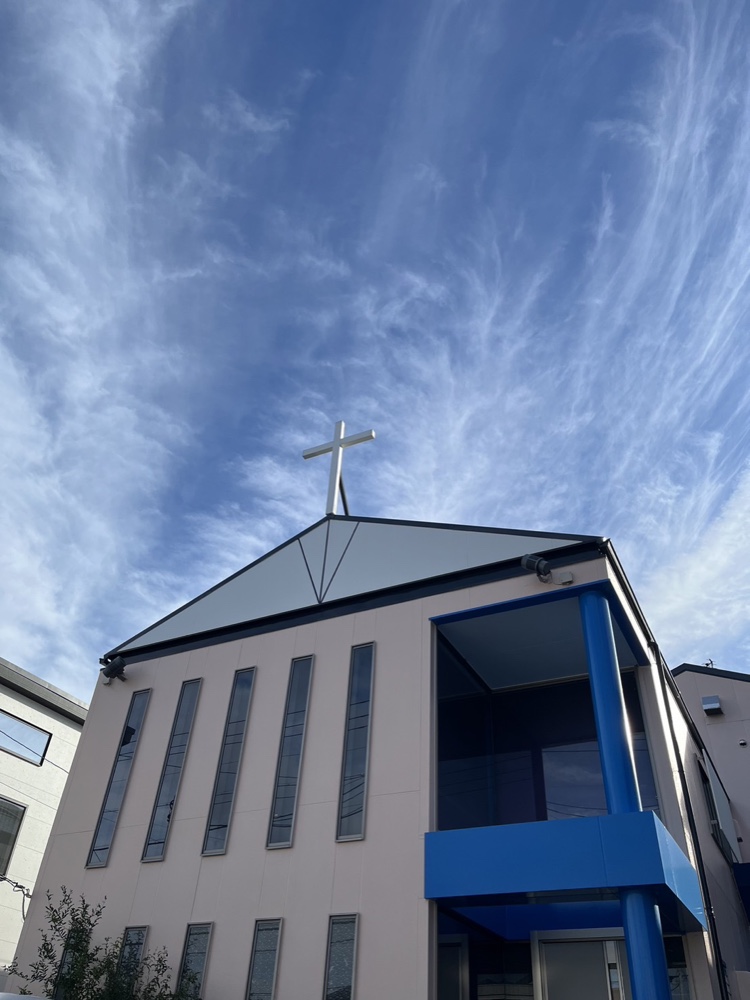 レッスン会場となっている教会の外観と青空