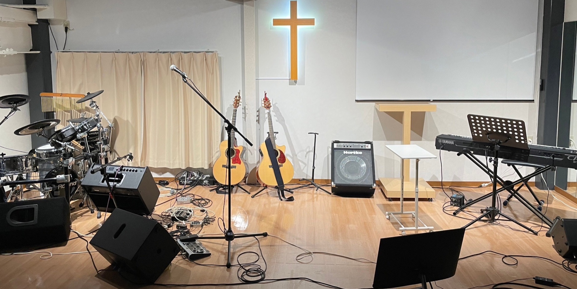 レッスン会場となっている教会の一室。ドラムやギター、アンプが並ぶ音楽スタジオのような空間